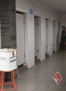 PEMASANGAN PINTU TOILET/KAMAR MANDI