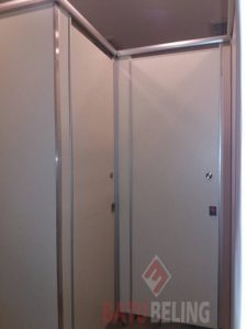 Cubicle Toilet Phenolic Resin di Hotel Grand Darmo Suite